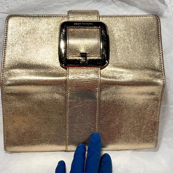MICHAEL Michael Kors - Sutton Buckle Clutch in Metallic Gold Leather - Picture 6 of 13